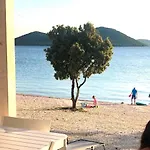 Buqez Eco - Beachfront 20 & House 42 Drage