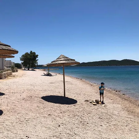 Buqez Eco - Beachfront 20 & House 42 Tatil Evi