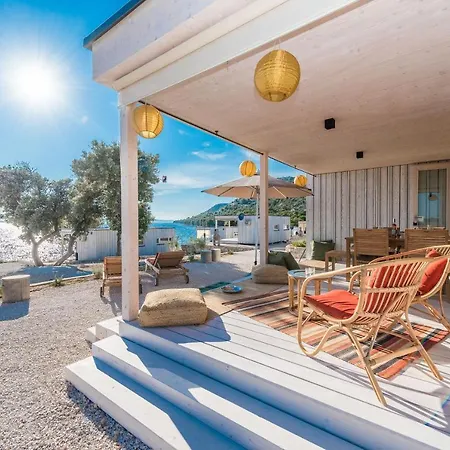 Buqez Eco - Beachfront 20 & House 42 Tatil Evi *