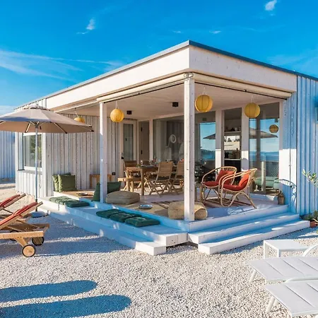 Buqez Eco - Beachfront 20 & House 42