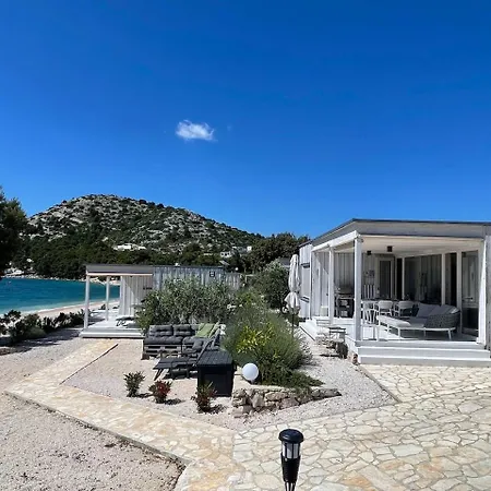 Buqez Eco - Beachfront 20 & House 42 Drage