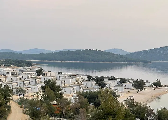 Дом отдыха Buqez Eco - Beachfront 20 & House 42 *